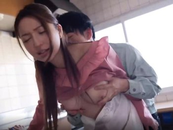 自宅で襲われてしまう美乳人妻【人妻】