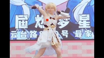 文化祭のダンス部女子、皆の前でピンク乳首をポロリしてしまう。これはエロい