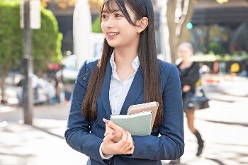 北岡果林｜パンストスーツ姿の新卒美少女が見せる意外な表情