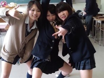 【最高】若いエネルギー溢れる女子高生たちが悪ノリして大騒ぎ…SNSに投稿された破廉恥なおふざけエロ画像