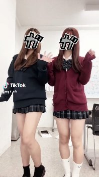 【画像】JKさん「脚が太いからミニスカ履けない😢」