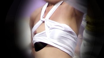 【eros2978乳首チラ】ヌーブラと衣装がズレて貧乳おっぱいと黒乳首を晒してしまうサンバパレードのお姉さん