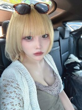【画像】このレベルの金髪ギャルのお乳って推定何カップ？