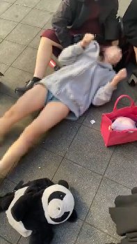 【閲覧注意】トー横でODした少女、打ち上げられた魚みたいになってしまう…🐟