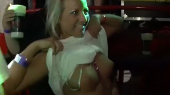 ナイトクラブの酔っ払い女性達がおっぱい見せまくるｗｗｗ