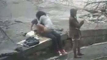 真っ昼間に橋の欄干(らんかん)でセックスしまっくっているカップル+１ｗｗｗ