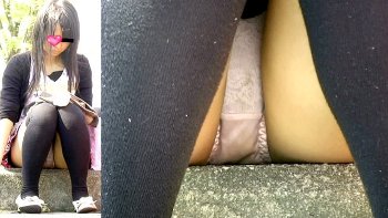 【eros2991座りパンチラ】カワイイ私服JKの若干染みのあるサテン系の薄ピンクPを座りパンチラで堪能する動画
