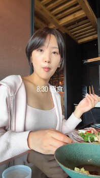 東留伽アナ　ピタピタ衣装で胸元くっきり、逆光の水着！！【GIF動画あり】