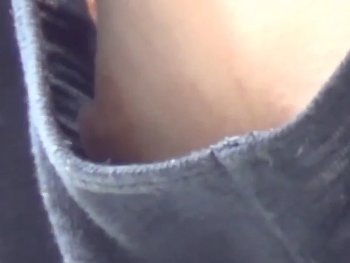 【盗撮動画】膨らみかけレベルのちっぱいの激カワギャルを望遠レンズで胸チラ盗撮したら乳首が丸見えだった話