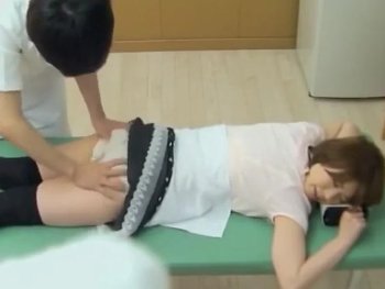 【盗撮動画】美形な巨乳ギャルに肉棒挿入大成功。痴漢マッサ氏との熱い攻防の一部始終をご覧ください