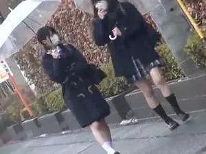 【電車痴漢】お下げ髪の黒髪女子●生がターゲット！！誰も助けてくれない車内でウブオマ●コにぶち込まれレイプされる地獄！！