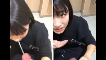 多目的トイレで雑に顔射された日本人女が静かにブチ切れる動画が海外で話題にｗｗｗ
