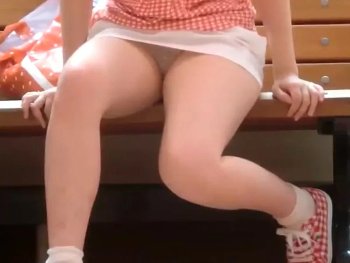 【盗撮動画】待ち合わせ中？ショッピングモールのベンチで白パンがずっと見えてる対トスカ美少女さん