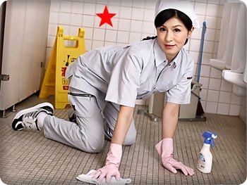 【熟女】 公衆トイレで見知らぬ中年男に生姦中出しされて悶える色っぽい掃除オバサン♪ 森下夕子