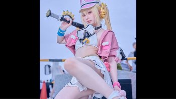 【画像】コスプレイヤーさん、見えてはいけないものがハミ出してしまう