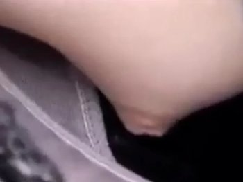 【盗撮動画】いとも簡単に乳首GET。犯罪者集団の限度を越えた胸チラ盗撮手法にさすがのマニアも賛否両論