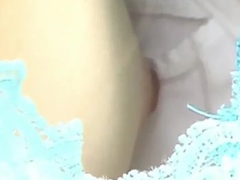 【盗撮動画】「乳首見えてますよ」と注意してあげたくなる胸チラ映像。直下型カメラで素人ギャル3人分