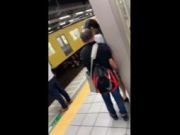 スマホ個人撮影　夜のホームで小さいおじさんが気弱げなOLに密着して大胆ガチ痴漢激写！
