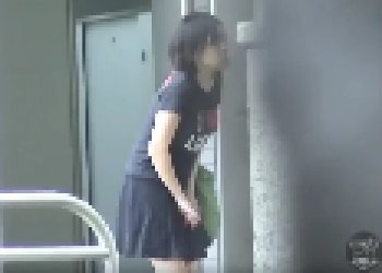 【切羽詰まって放尿】今にも漏らしそうなギャルが我慢出来ずに男子トイレでおしっこする様子