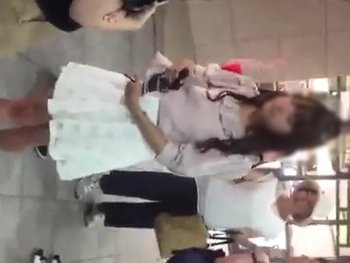 【盗撮動画】ターミナル駅構内撮影。若くて可愛い薄顔娘の白パンチラが完全顔出しでネット公開される