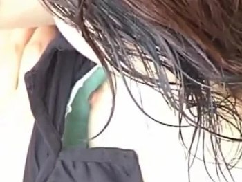 【盗撮動画】どこかで誰かと待ち合わせ中のガチ素人ギャル乳首×2！胸チラ専用特殊カメラでの撮影です