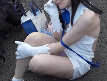 【盗撮動画】履き忘れ！？コスプレ会場にピンクの生パンで降臨した美形レイヤーさんのパンチラがこちら