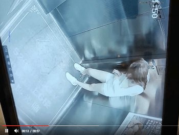 【防犯カメラ映像】おしっこ我慢出来なかった素人女性がエレベータの中で・・・（ハプニング動画）