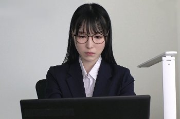 香水じゅん｜女王様は地味な女子社員…会社でも続く立場逆転の関係性