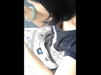 【盗撮動画】顔撮りあり。子供を遊ばせ中の貧乳人妻さんの使い込まれた貧乳乳首胸チラ盗撮
