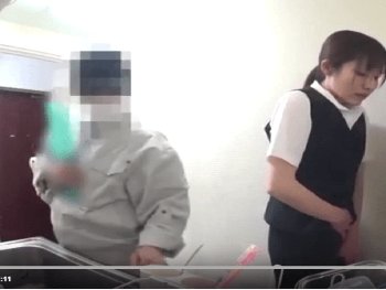 【下痢我慢できず】修理業者がそばにいるのにブビビビビッ！！！って排泄音出しちゃうＯＬ（洋式トイレ映像）