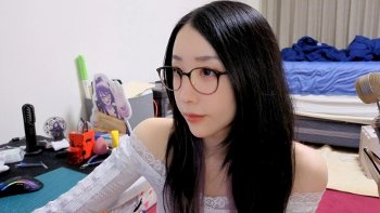 【画像】人気配信者のksonさん、配信時と無加工写真で顔が違い過ぎる