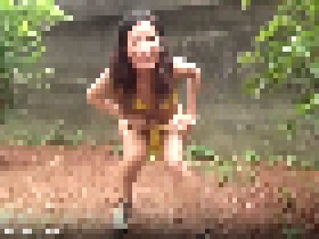 【野ション撮影】おしっこ中のビキニ美女に凸してみた（ハプニング映像）