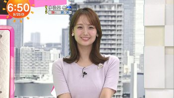 【画像】井上清華アナの胸元に透けるマイクの紐！！