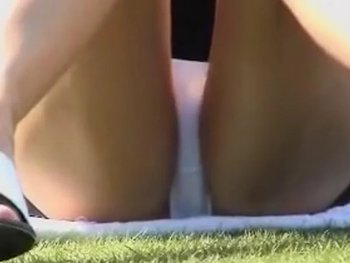 【盗撮動画】行楽地でピクニック中のタイトミニギャルさん、白の生パンが見えすぎてしまう