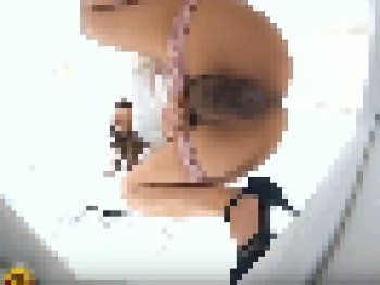 【激しく噴射】ギャルが瞬時に便器を汚す排泄シーン（和式トイレ映像）