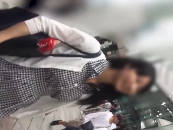【盗撮動画】見逃し禁止。黒髪清楚系女子など複数の素人娘の生パンを収録した危険映像