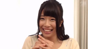 スタジオに連れ込んだ若妻に純情な童貞くんの相手をさせてピストンが止まらず無許可で中出し