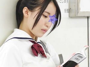 電車痴漢師がお嬢様系美人JKのクリをイタズラしたら大量お漏らし【逆さ撮り ヤバイやつ ロリ 女子高生】
