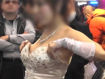 【盗撮動画】永久保存版。美人キャンギャルのお宝乳首ポロリ動画が完全ノーカットで公開される