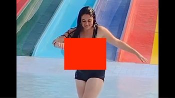【動画】巨乳症の女の子、プールに行った結果ドエロい事になるｗｗｗｗｗｗ
