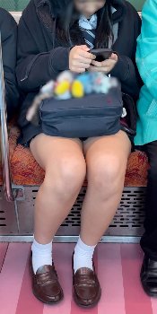【画像】電車でこんなベスポジでも制服ＪＫを撮っちゃダメた撮っちゃダメだ