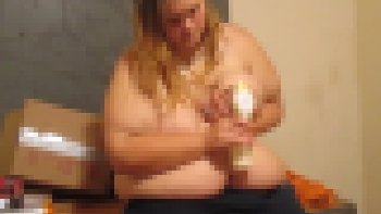 デブスのおばさんが机に座って自分で搾乳しているけど見ますｗｗｗ