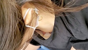 【eros3024乳首チラ】ざっくり開いた胸元から浮きブラし貧乳おっぱいと美味しそうなピンク乳首を撮られちゃうお姉さん