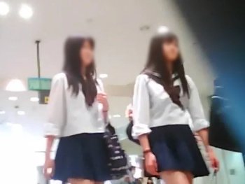 【盗撮動画】詳細不明。仲良く登校中の上玉制服美少女の逆さ撮りでハミパンからストライプ生パン