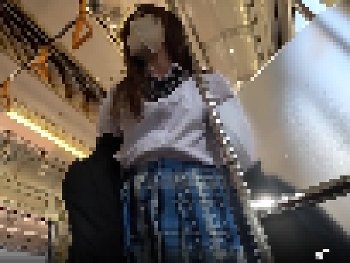 【パンチラ撮影】制服ギャルが堂々とマンスジ浮かべたパンツを見せつける衝撃映像