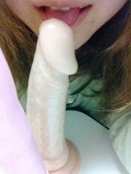 【画像】女さん、極太バイブを雑に隠してしまいバレるｗｗｗｗ