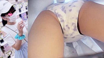 【upskirt3371逆さ撮り】ガチャガチャしている隙にフルバックの白Pを撮られてしまうプリプリの太ももがエロい若い娘
