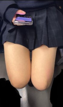 【画像】電車で女子高生のこんなふとももが視界に入って理性保てる？ｗｗ