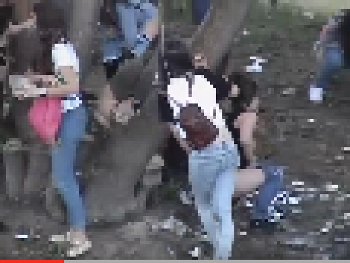 【衝撃の野ション現場】海外の女の子達が皆揃っておしっこしている凄い光景・・・（盗撮映像）