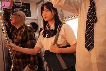 通学中に電車でチカンされる女子校生。抵抗できずに卑劣なチカンたちに何度もマンコや尻をねっとり弄ばれ羞恥絶頂を繰り返す。 井上もも